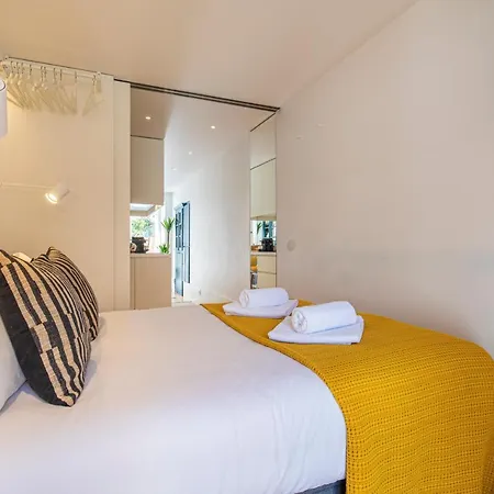 Lovelystay - The Blue Pool House * Lisbon