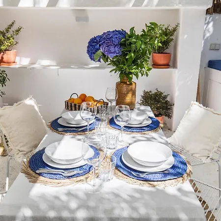 Lovelystay - The Blue Pool House Apartment